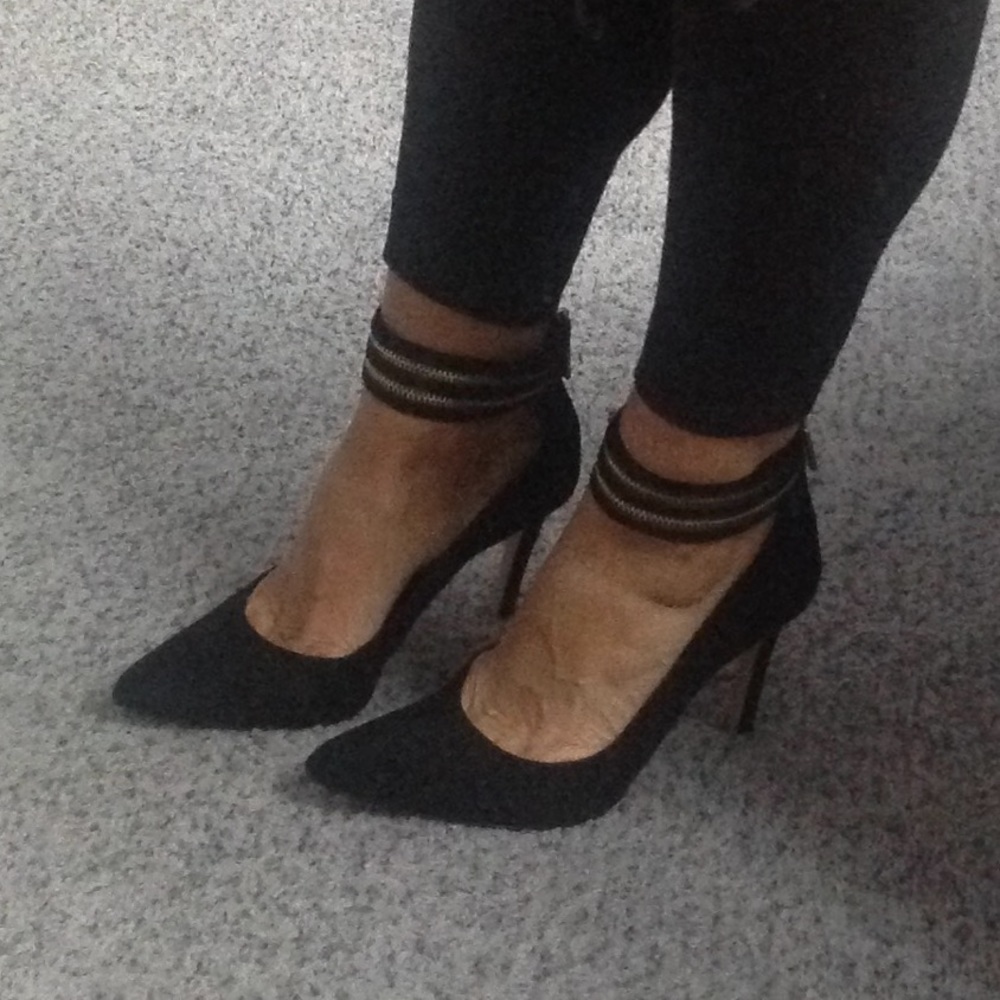 New Banana Republic black suede heels